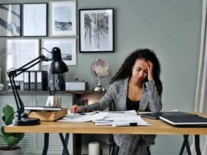 Vrouw op kantoor met stress